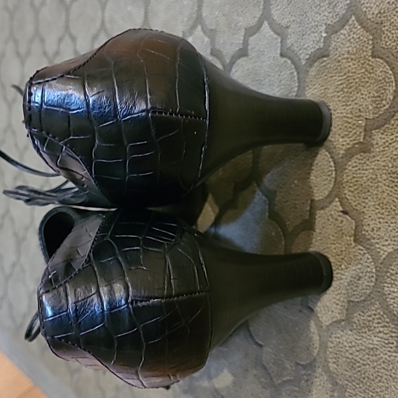 Wingtip style Worthington heels - Picture 2 of 3